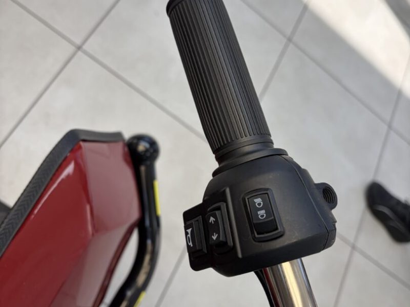 triciclu-electric-model-b03-1500w-60v-20ah-25km-h-fara-permis-rosu-aprins
